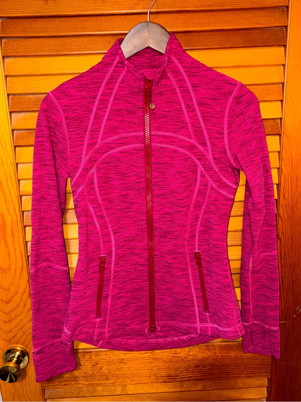 Lululemon Define jacket in a magenta diamond jacquard pattern - size 6